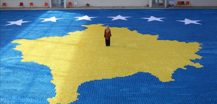 Albaner stellt Rekord auf mit der grössten Staatsflagge in Origami